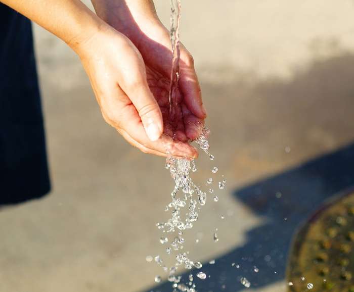 水を飲む夢を見た 水に関する夢占いの意味 占いのウラッテ