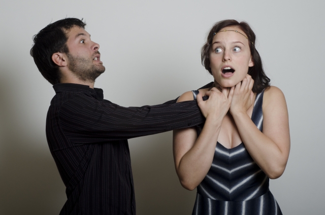 首を締める彼氏の心理って 気をつけてもらうこととは 占いのウラッテ