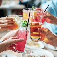 平然と飲みに行く旦那にイライラ…共働き夫婦の飲み会ルール